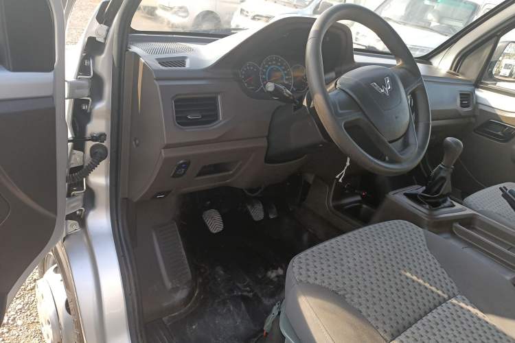 Used Wuling Rongguang New Truck 2021 1.8L Base Model Single-Row Double Rear Wheels LJ479Q6 Center Console