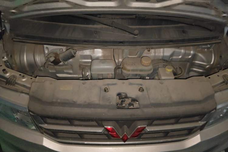 Used Wuling Rongguang New Truck 2021 1.8L Comfort-Grade Double-Cab Dual Rear Wheels LJ479Q6 Engine Bay