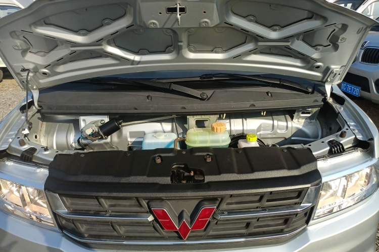 Used Wuling Rongguang New Truck 2021 1.8L Base Model Single-Row Double Rear Wheels LJ479Q6 Engine Bay