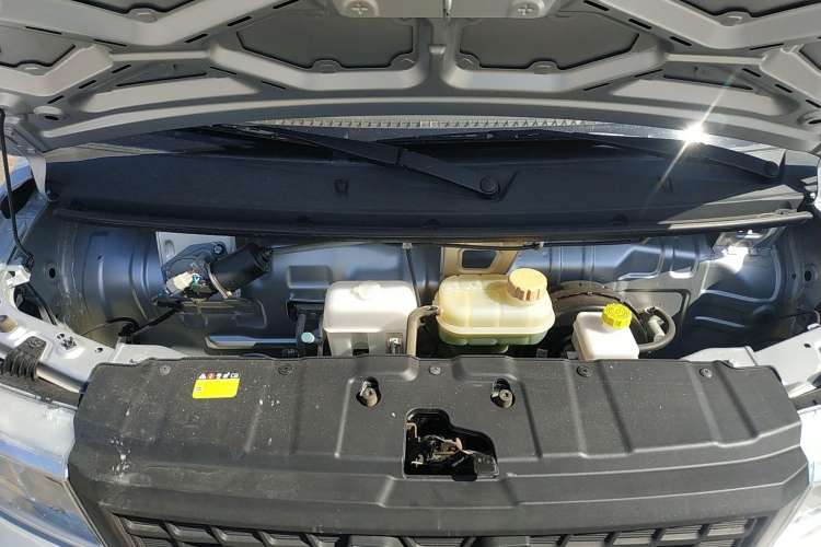 Used Wuling Rongguang New Truck 2021 1.5L Rural Version LV1 Extended Double-Cab L3C Engine Bay