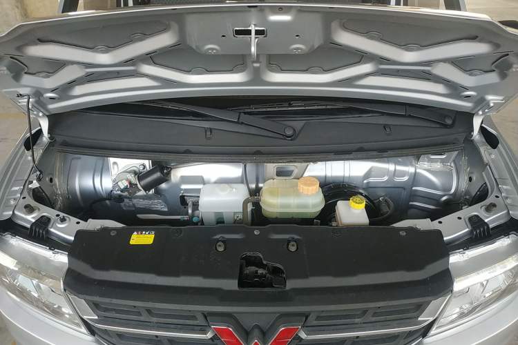 Used Wuling Rongguang New Truck 2021 1.8L Base Model Double-Cab with Dual Rear Wheels LJ479Q6 Engine Bay