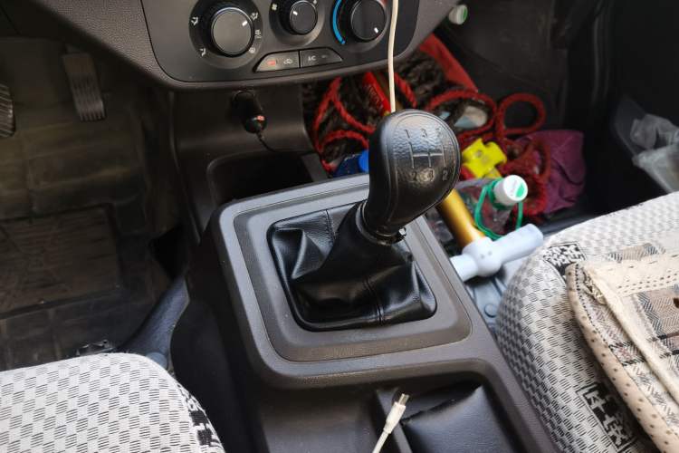 Used Wuling Rongguang New Truck 2021 1.5L Rural Version LV1 Extended Single-Row L3C Gear Lever