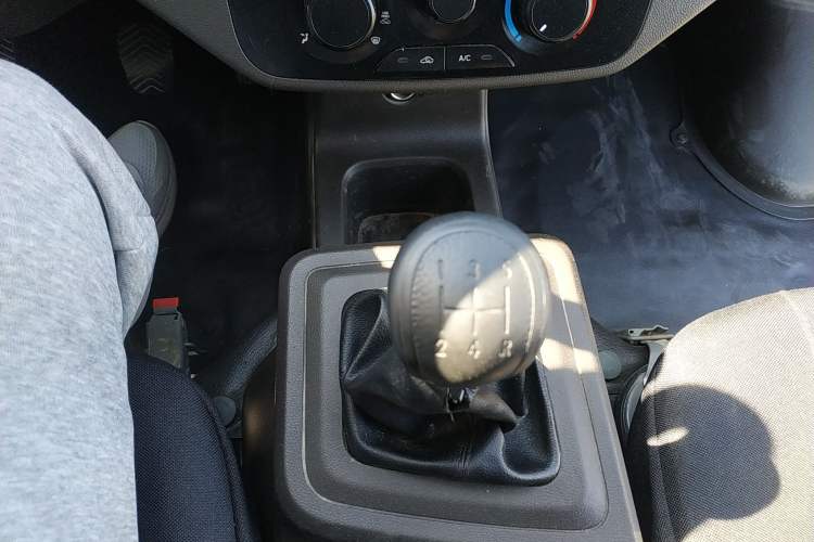 Used Wuling Rongguang New Truck 2021 1.5L Rural Version LV1 Extended Double-Cab L3C Gear Lever