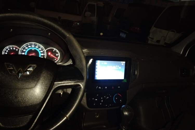 Used Wuling Rongguang New Truck 2021 1.5L Rural Version LV1 Extended Double-Cab L3C Interior 2