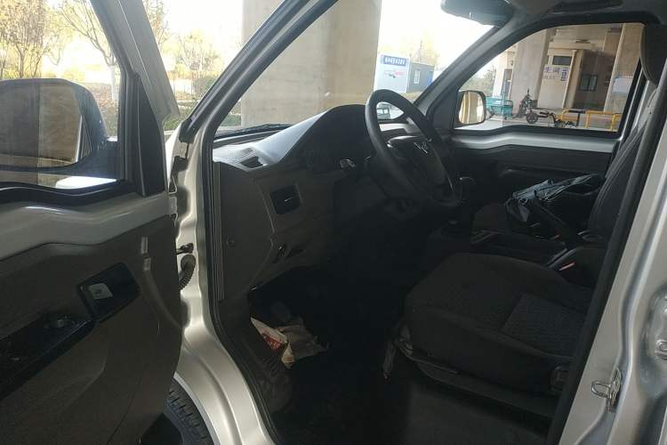 Used Wuling Rongguang New Truck 2021 1.8L Base Model Double-Cab with Dual Rear Wheels LJ479Q6 Interior 3