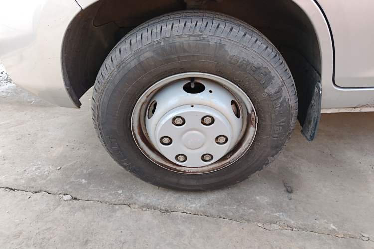 Used Wuling Rongguang New Truck 2021 1.8L Base Model Double-Cab with Dual Rear Wheels LJ479Q6 Left Front Wheel Hub