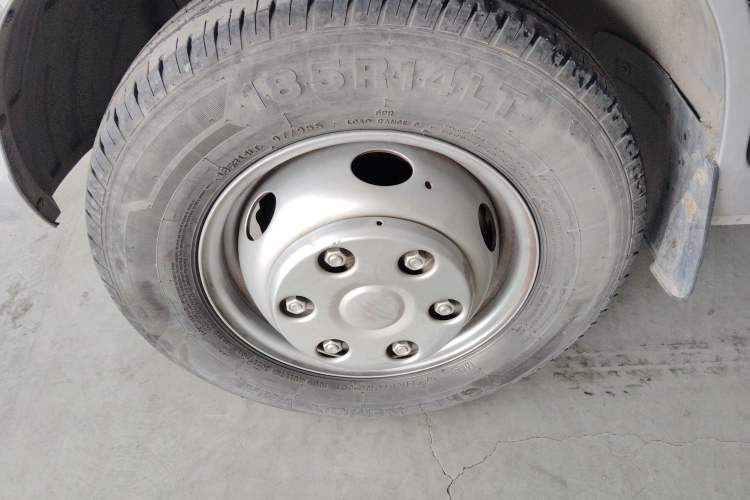 Used Wuling Rongguang New Truck 2021 1.8L Comfort Single-Row Double Rear Wheels LJ479Q6 Left Front Wheel Hub