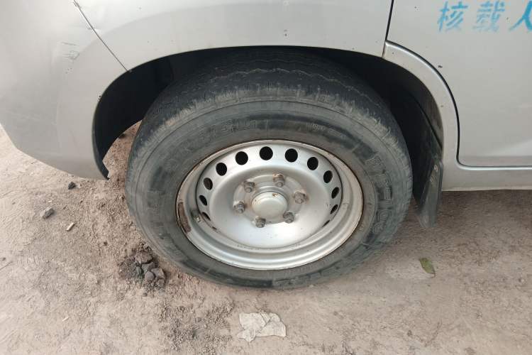 Used Wuling Rongguang New Truck 2021 1.8L "Rural Areas" Edition LV1 Extended Single-Row LJ479Q6 Left Front Wheel Hub