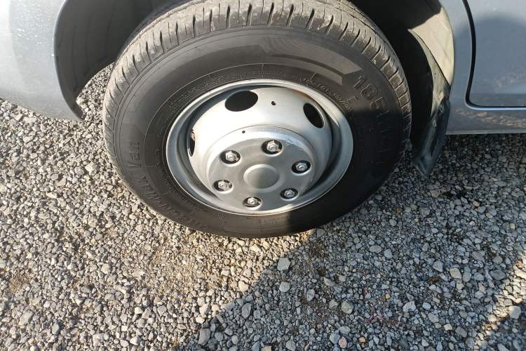 Used Wuling Rongguang New Truck 2021 1.8L Base Model Single-Row Double Rear Wheels LJ479Q6 Left Front Wheel Hub