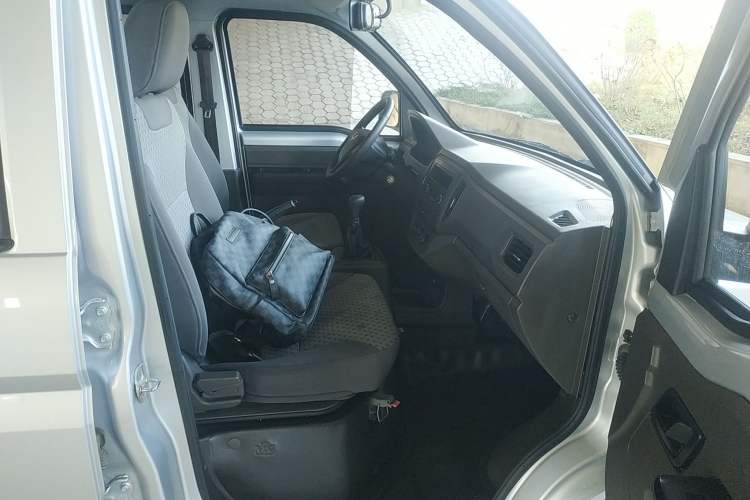 Used Wuling Rongguang New Truck 2021 1.8L Base Model Double-Cab with Dual Rear Wheels LJ479Q6 Right Front Seat