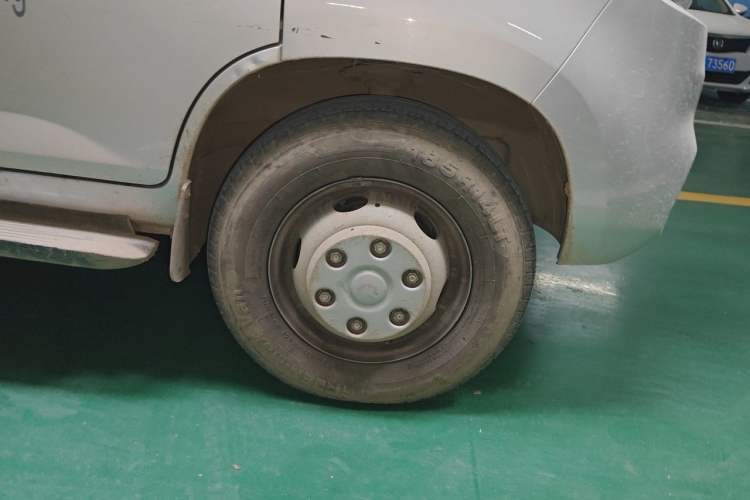 Used Wuling Rongguang New Truck 2021 1.8L Comfort-Grade Double-Cab Dual Rear Wheels LJ479Q6 Right Front Wheel Hub