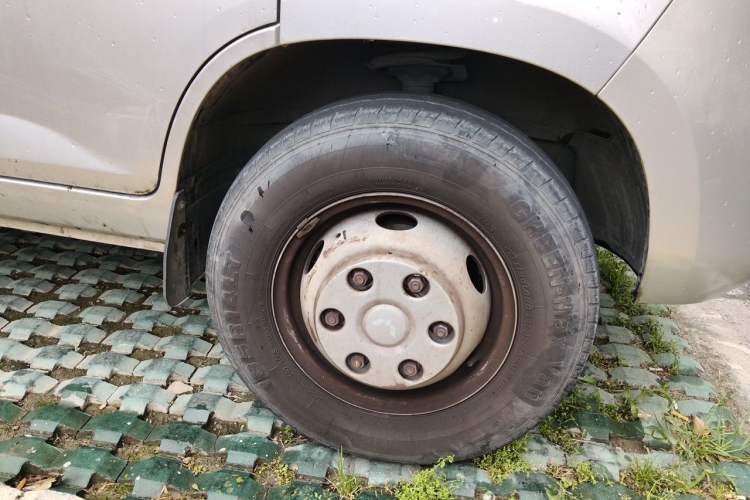 Used Wuling Rongguang New Truck 2021 1.8L Comfort-Grade Double-Cab Dual Rear Wheels LJ479Q6 Right Front Wheel Hub