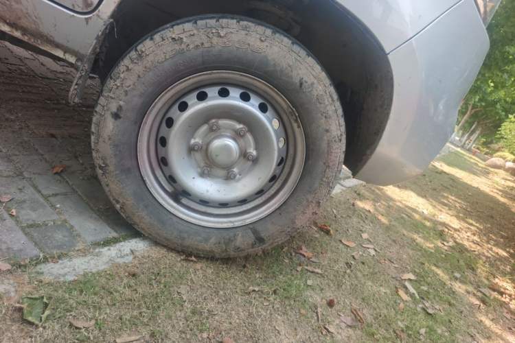 Used Wuling Rongguang New Truck 2021 1.5L Rural Version LV1 Extended Double-Cab L3C Right Front Wheel Hub