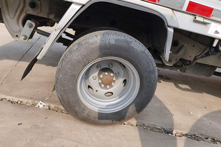 Used Wuling Rongguang New Truck 2021 1.8L Base Model Double-Cab with Dual Rear Wheels LJ479Q6 Right Rear Wheel Hub