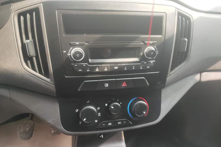 Used Wuling Rongguang New Truck 2023 1.5L Single-Row Base Version LAR Audio And AC Panel
