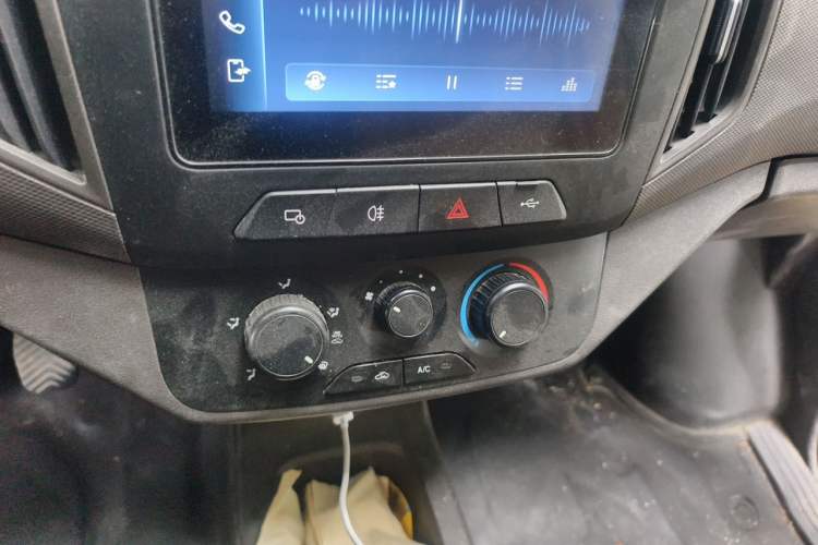 Used Wuling Rongguang New Truck 2023 2.0L Double-Cab with Dual Rear Wheels Comfort Version LJM20B Audio And AC Panel