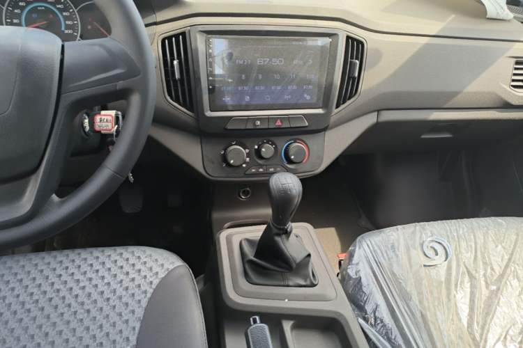 Used Wuling Rongguang New Truck 2023 1.5L Double-Cab Basic Version LAR Audio And AC Panel
