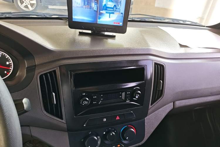 Used Wuling Rongguang New Truck 2023 1.5L Double-Cab Basic Version LAR Audio And AC Panel