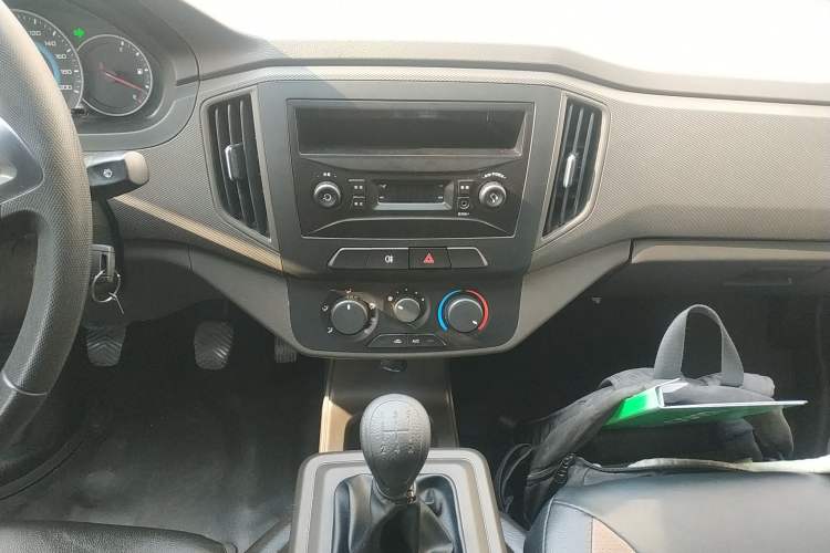 Used Wuling Rongguang New Truck 2023 1.5L Double-Cab Basic Version LAR Audio And AC Panel