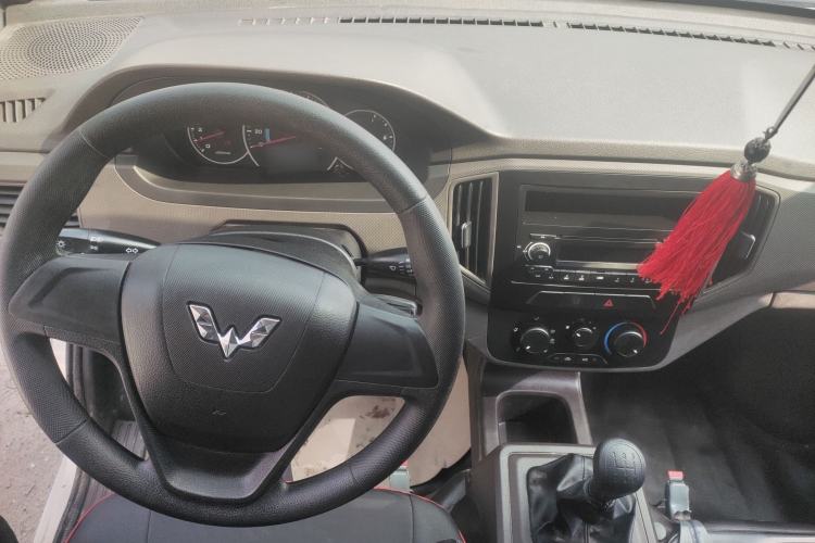 Used Wuling Rongguang New Truck 2023 1.5L Single-Row Base Version LAR Center Console