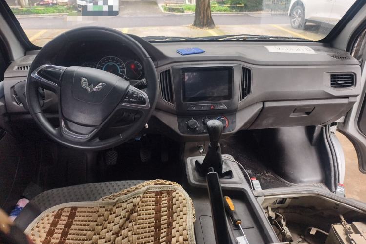 Used Wuling Rongguang New Truck 2023 2.0L Double-Cab with Dual Rear Wheels Comfort Version LJM20B Center Console