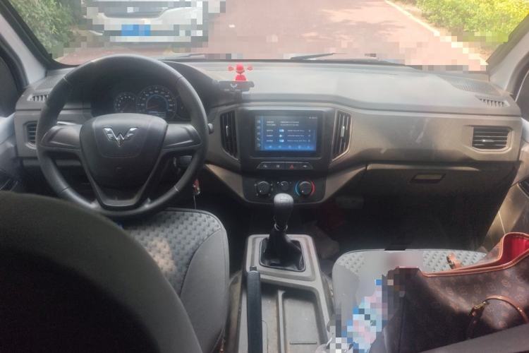 Used Wuling Rongguang New Truck 2023 1.5L Double-Cab Extended-Size Standard Version LAR Center Console