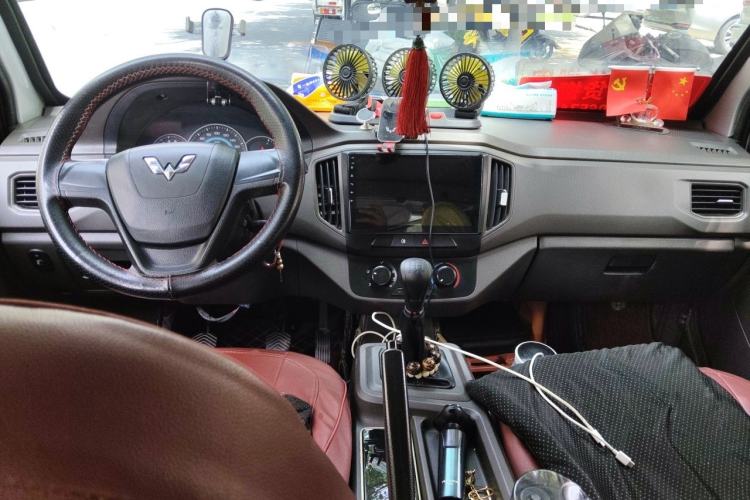 Used Wuling Rongguang New Truck 2023 2.0L Double-Cab with Dual Rear Wheels Comfort Version LJM20B Center Console