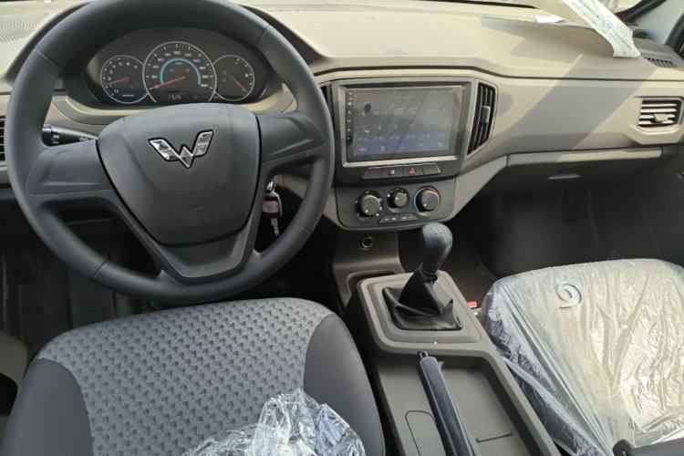 Used Wuling Rongguang New Truck 2023 1.5L Double-Cab Basic Version LAR Center Console