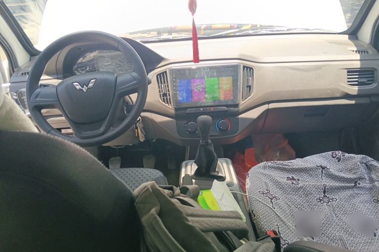 Used Wuling Rongguang New Truck 2023 2.0L Double-Cab Extended-Size Base Version LJM20B Center Console