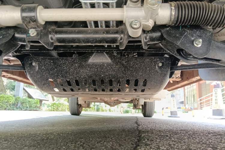 Used Wuling Rongguang New Truck 2023 2.0L Double-Cab Extended-Size Base Version LJM20B Chassis Front