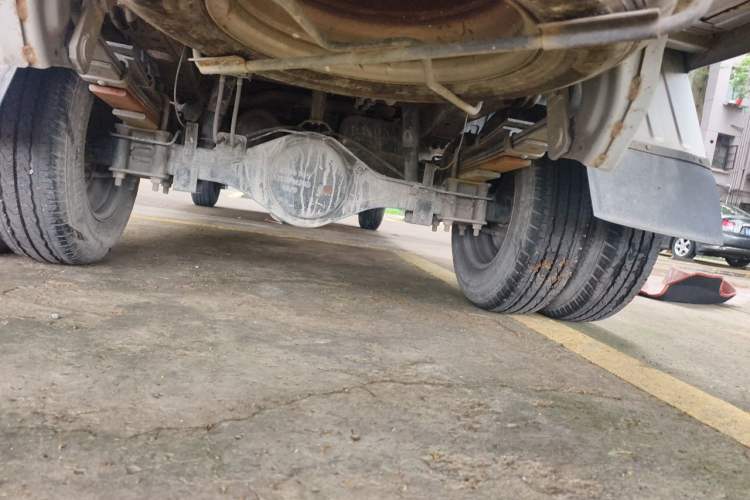 Used Wuling Rongguang New Truck 2023 2.0L Double-Cab with Dual Rear Wheels Comfort Version LJM20B Chassis Rear