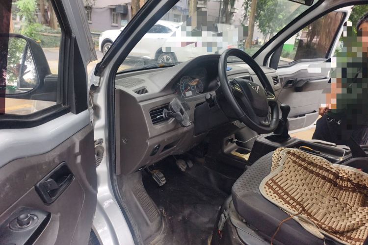Used Wuling Rongguang New Truck 2023 2.0L Double-Cab with Dual Rear Wheels Comfort Version LJM20B Driver Seat