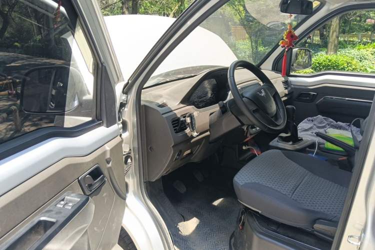 Used Wuling Rongguang New Truck 2023 2.0L Double-Cab Extended-Size Base Version LJM20B Driver Seat