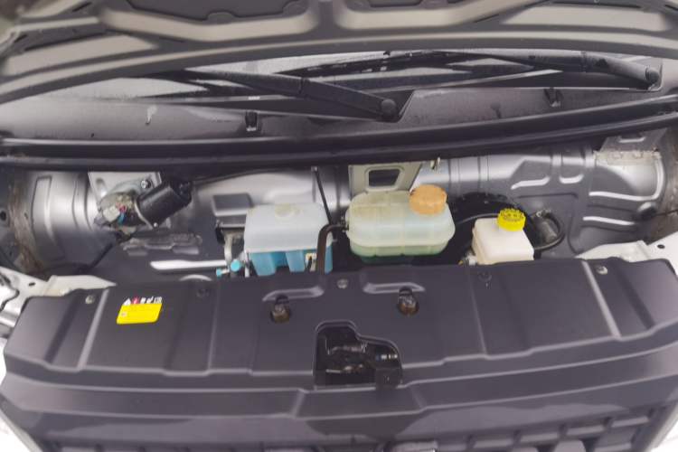 Used Wuling Rongguang New Truck 2023 1.5L Double-Cab Extended-Size Standard Version LAR Engine Bay
