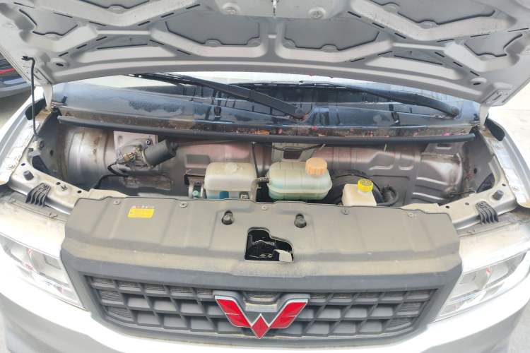 Used Wuling Rongguang New Truck 2023 1.5L Single-Row Base Version LAR Engine Bay