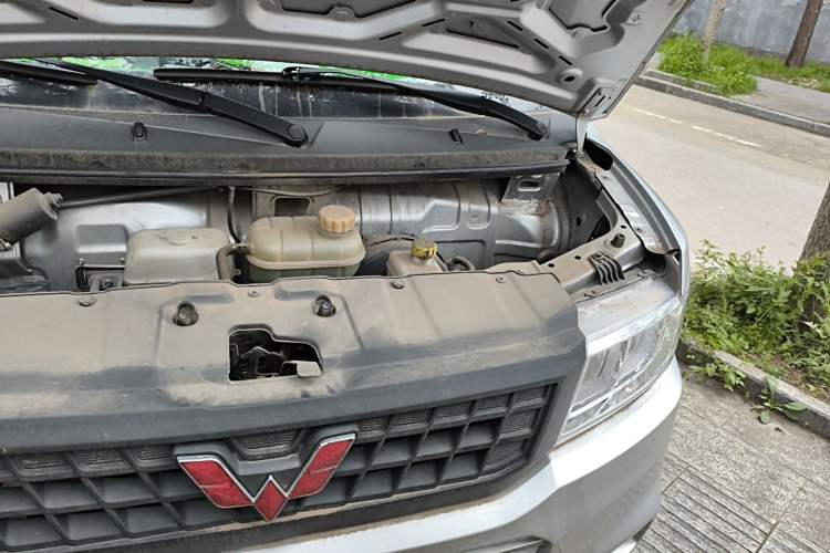 Used Wuling Rongguang New Truck 2023 1.5L Double-Cab Basic Version LAR Engine Bay Left