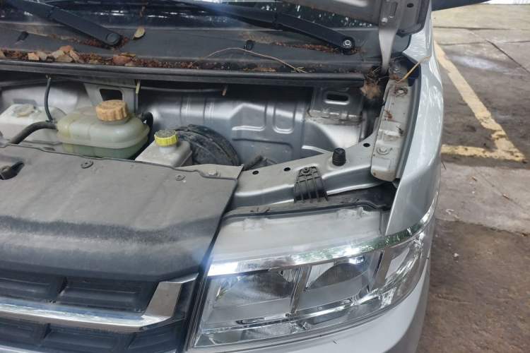 Used Wuling Rongguang New Truck 2023 2.0L Double-Cab with Dual Rear Wheels Comfort Version LJM20B Engine Bay Left