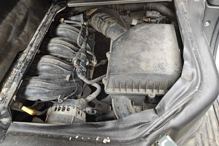 Used Wuling Rongguang New Truck 2023 2.0L Single-Row Base Version LJM20B Engine Bay Left