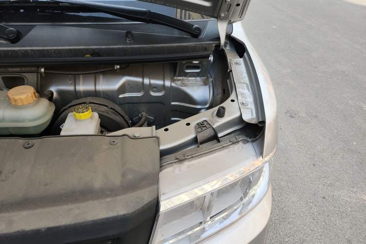 Used Wuling Rongguang New Truck 2023 1.5L Double-Cab Basic Version LAR Engine Bay Left