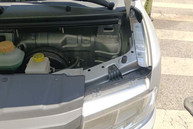 Used Wuling Rongguang New Truck 2023 2.0L Double-Cab Extended-Size Base Version LJM20B Engine Bay Left