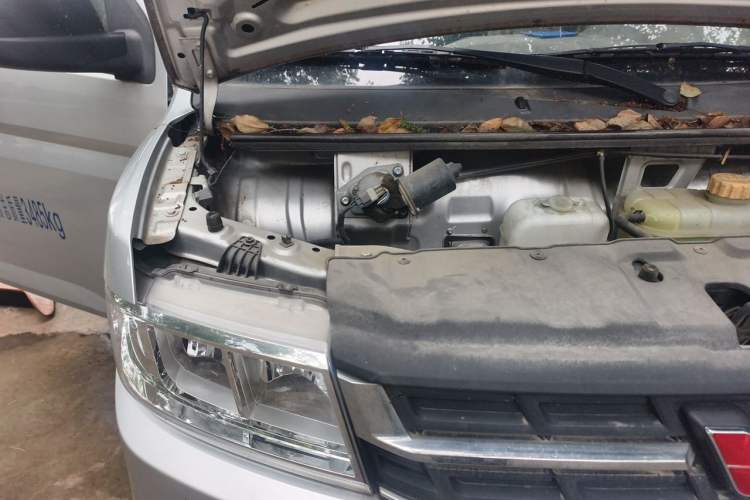 Used Wuling Rongguang New Truck 2023 2.0L Double-Cab with Dual Rear Wheels Comfort Version LJM20B Engine Bay Right