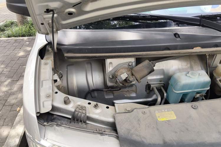 Used Wuling Rongguang New Truck 2023 2.0L Double-Cab with Dual Rear Wheels Comfort Version LJM20B Engine Bay Right