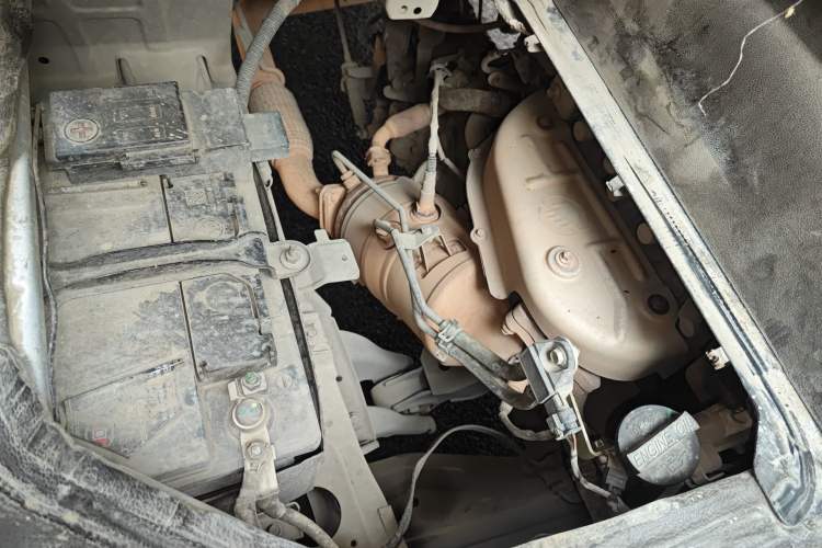 Used Wuling Rongguang New Truck 2023 2.0L Single-Row Base Version LJM20B Engine Bay Right