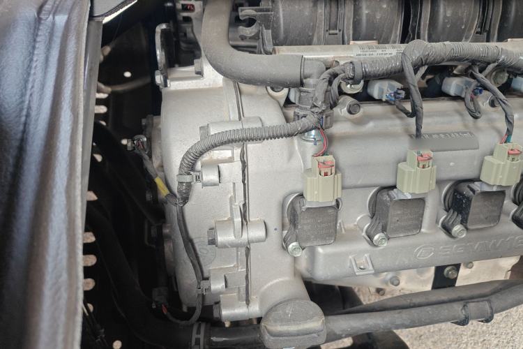 Used Wuling Rongguang New Truck 2023 1.5L Double-Cab Extended-Size Standard Version LAR Engine Bay Right