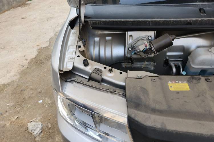 Used Wuling Rongguang New Truck 2023 1.5L Double-Cab Basic Version LAR Engine Bay Right