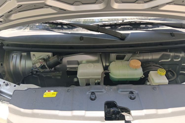 Used Wuling Rongguang New Truck 2023 2.0L Double-Cab Extended-Size Base Version LJM20B Engine Bay