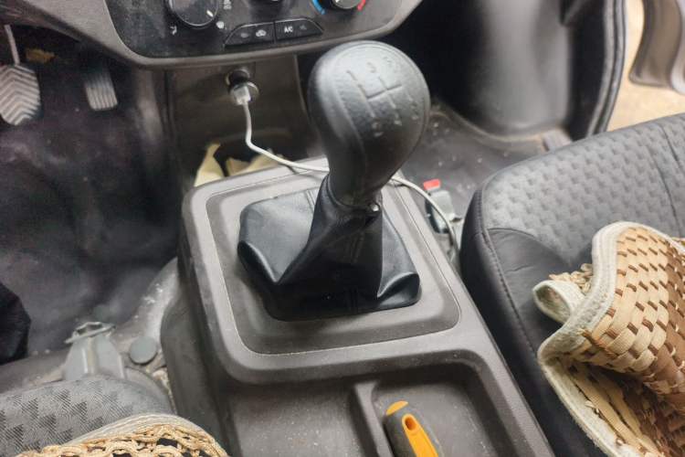 Used Wuling Rongguang New Truck 2023 2.0L Double-Cab with Dual Rear Wheels Comfort Version LJM20B Gear Lever