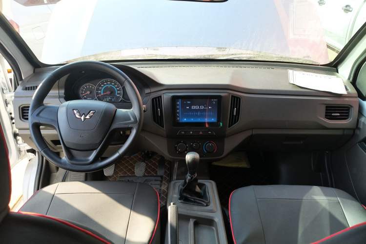 Used Wuling Rongguang New Truck 2023 1.5L Double-Cab Extended-Size Standard Version LAR Interior 2
