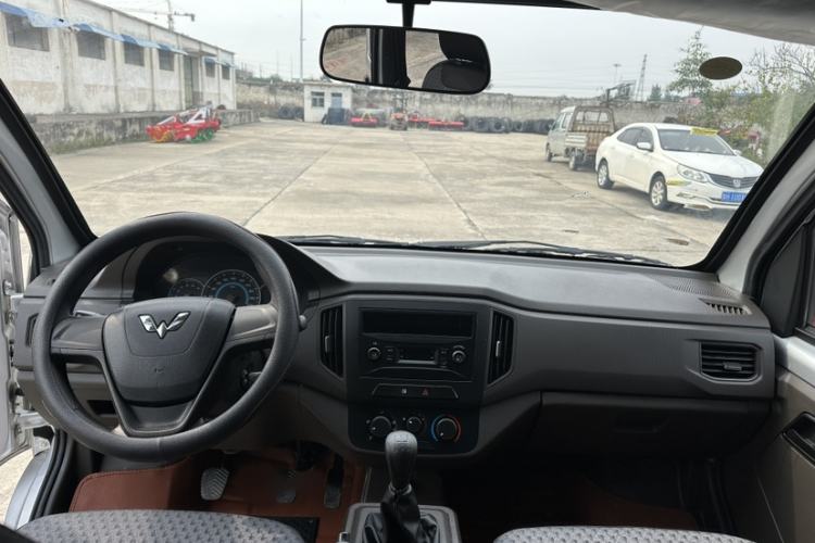 Used Wuling Rongguang New Truck 2023 1.5L Double-Cab Basic Version LAR Interior 4