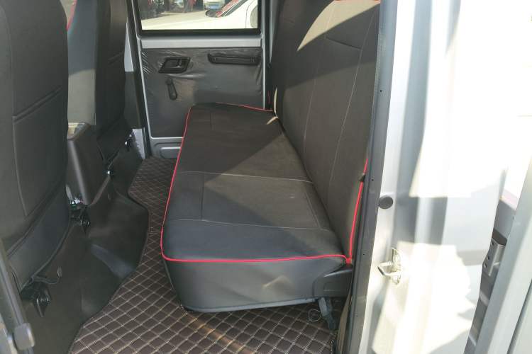 Used Wuling Rongguang New Truck 2023 1.5L Double-Cab Extended-Size Standard Version LAR Interior 4